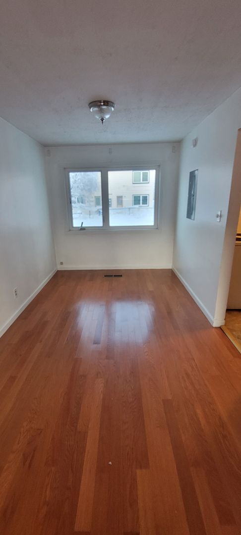 Building Photo - Pet Friendly 2 Bedroom Apartment ! Heat In...