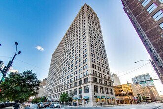 Building Photo - 600 S Dearborn St