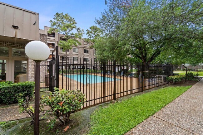 Foto del edificio - 2209 S Braeswood Blvd