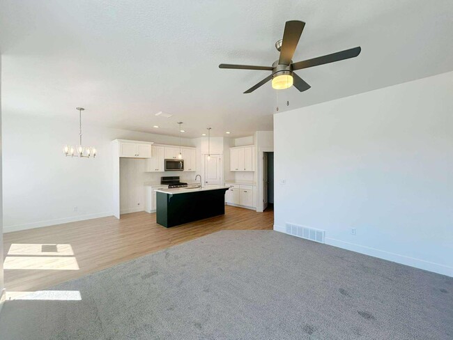 Foto del edificio - 1340 N Sage Dr