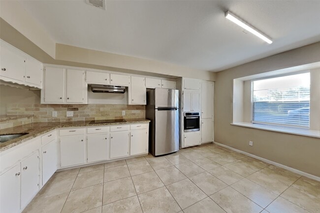 Building Photo - 3202 Vandyke Dr
