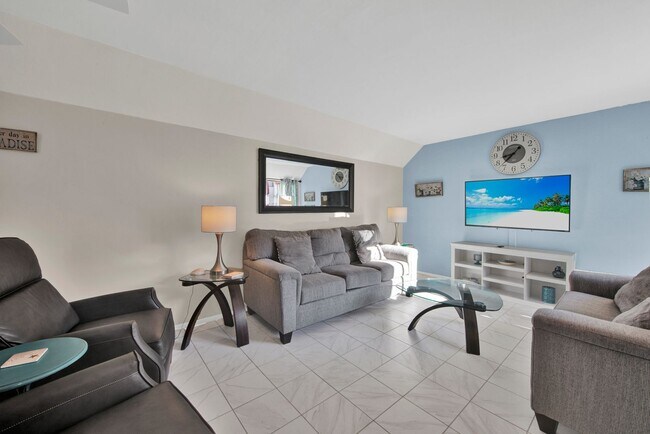 Foto del edificio - Townhouse available in Fort Myers for $2,200.