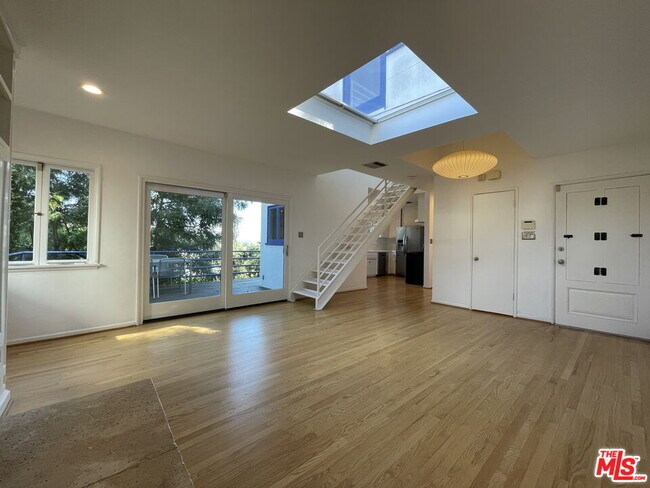 Foto del edificio - 6216 Temple Hill Dr