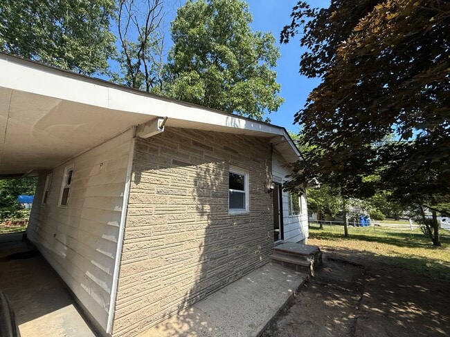 Building Photo - 601 E Lakeshore Dr