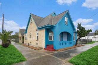 Building Photo - 1028 Ave M 1/2