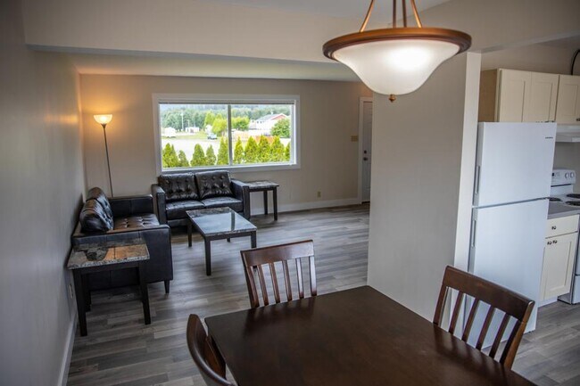 Building Photo - 3 bedroom in Kitimat BC V8C 1W4