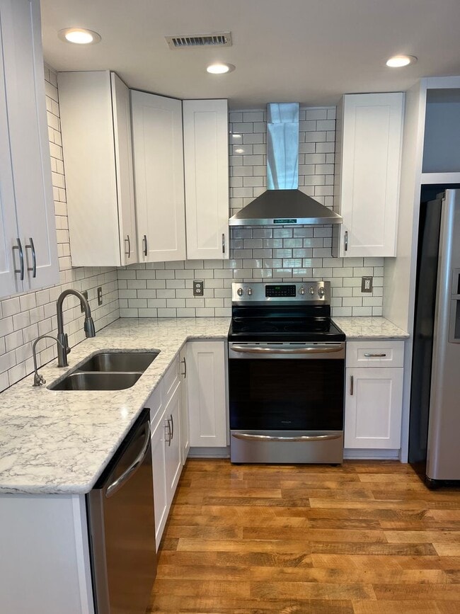 Building Photo - Remodeled home in Great Location