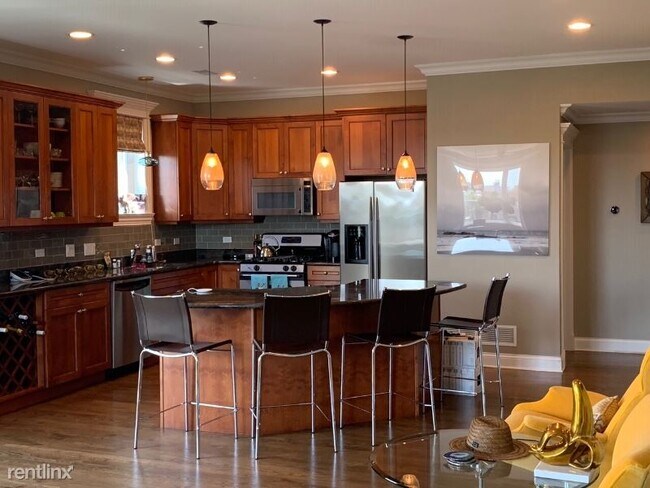 Building Photo - 4700 N Kenmore Ave