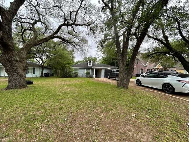 Building Photo - AUGUST 2025 PRE-LEASE! Charming 4 Bed, 3 B...