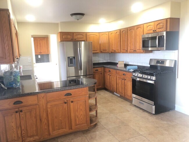 Foto del edificio - Beautiful 3BR home rural Bloomington with large lot. Recently refurbished and modernized