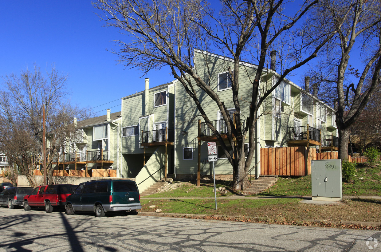 Primary Photo - 1600 West Avenue Apartments