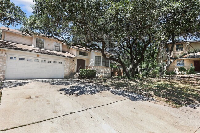 Building Photo - Charming Home Awaits: Spacious & Modern Li...