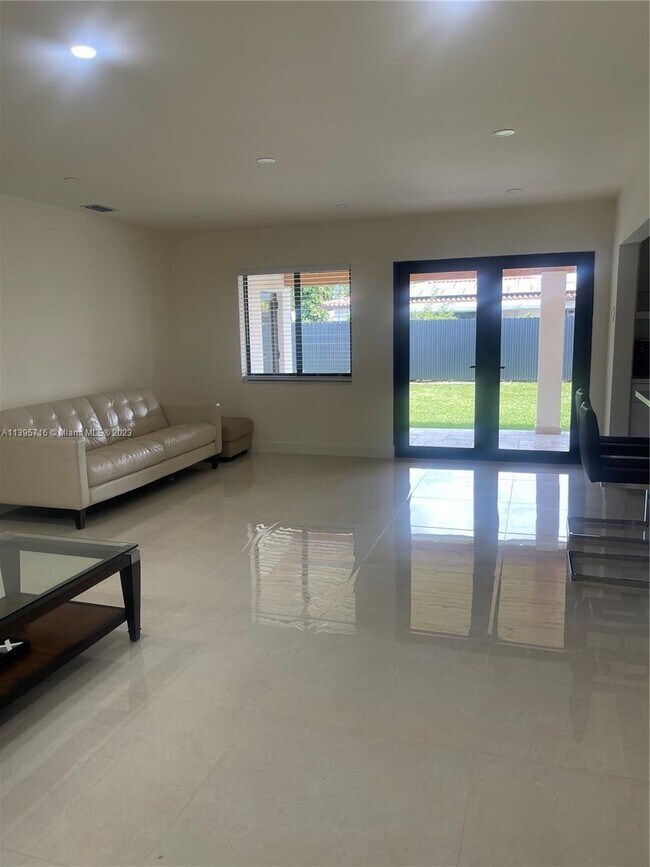 Foto del edificio - 8530 SW 43rd St