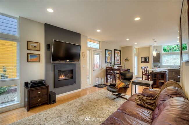 Foto del edificio - LIKE NEW LUXURY GENESEE PARK TOWNHOME AVAI...