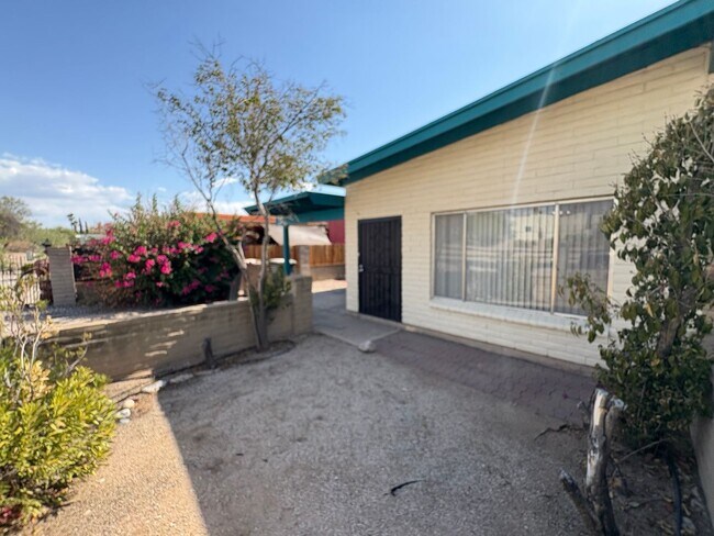 Foto del edificio - Convenient East side location