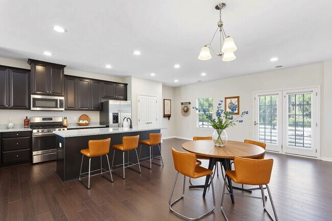 Foto del edificio - BEAUTIFULLY RENOVATED TOWNHOME IN MECHANICSVILLE