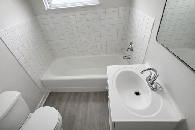 Building Photo - 2025 Mansfield St