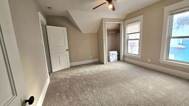 Foto del edificio - 3-Bed 1.5 bath Home on Payne Avenue with Spacious 2310 Sq Ft Layout – Ideal Saint Paul Living!"