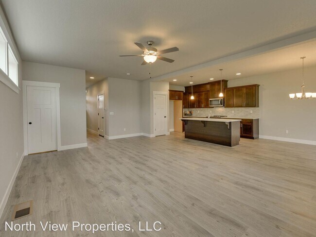 Building Photo - 207 SE Regan Hill Loop