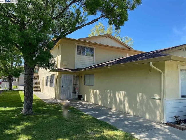 Building Photo - 2212 Peppertree Way