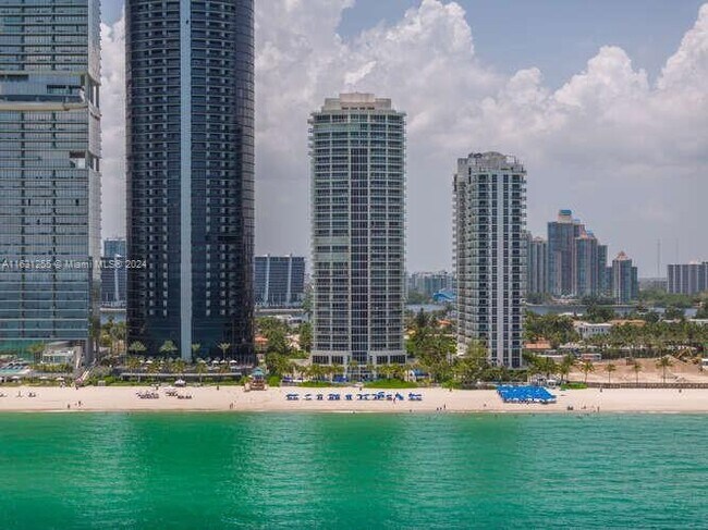 Foto del edificio - 18671 Collins Ave