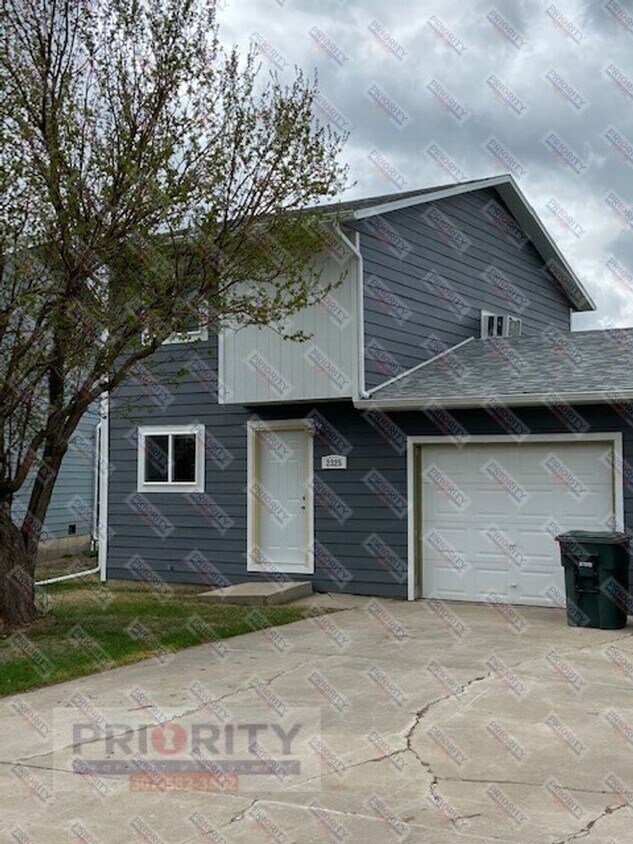 Foto principal - Townhome with a garage!