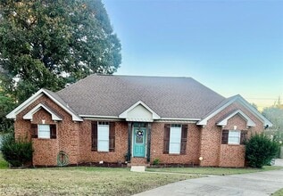 Building Photo - 100 Wood Vale Dr