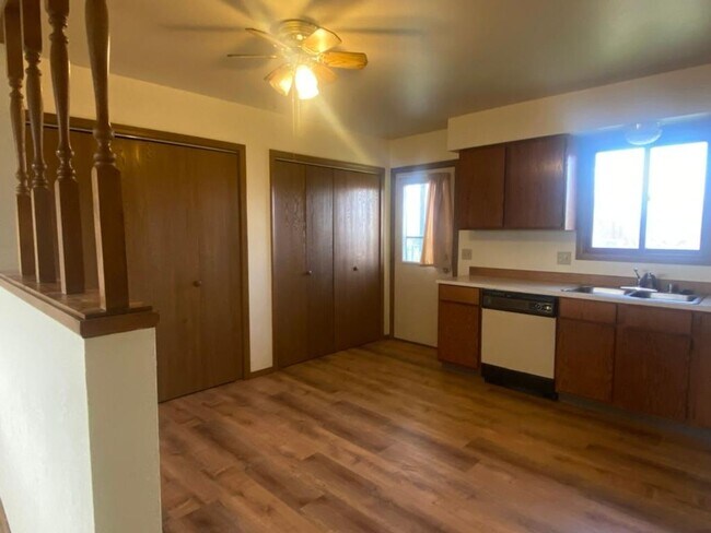 Building Photo - Newly Updated 2 bed, 1 bath Apartment in G...