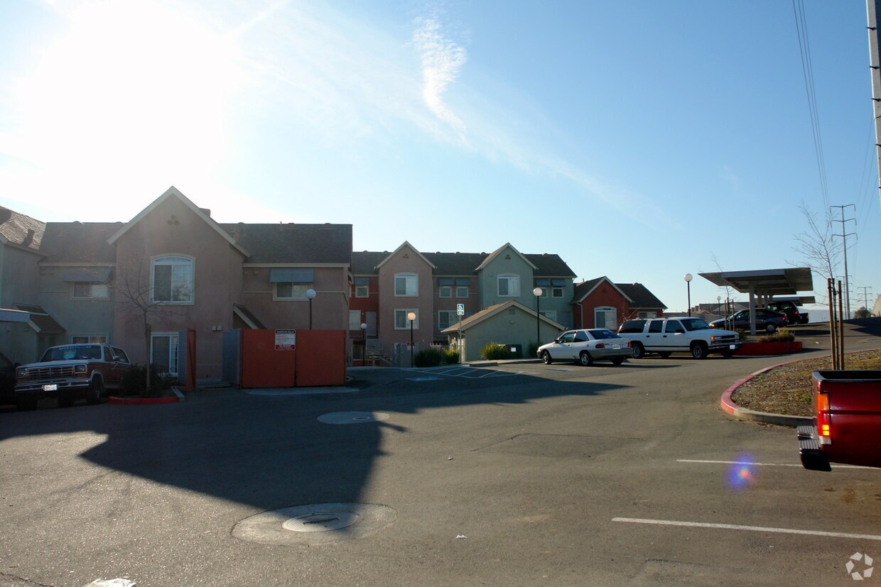 Foto del edificio - Lincoln Corner Apartments