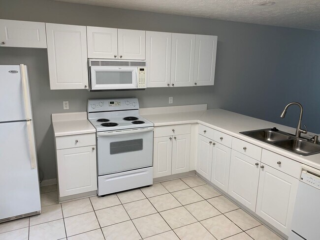 Foto del edificio - Donahue Crossing Three Bedroom Townhome