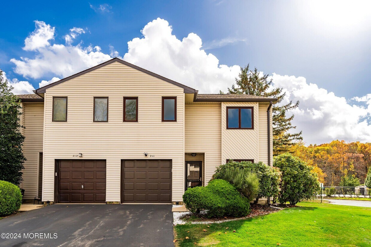 Primary Photo - 211 Pear Dr