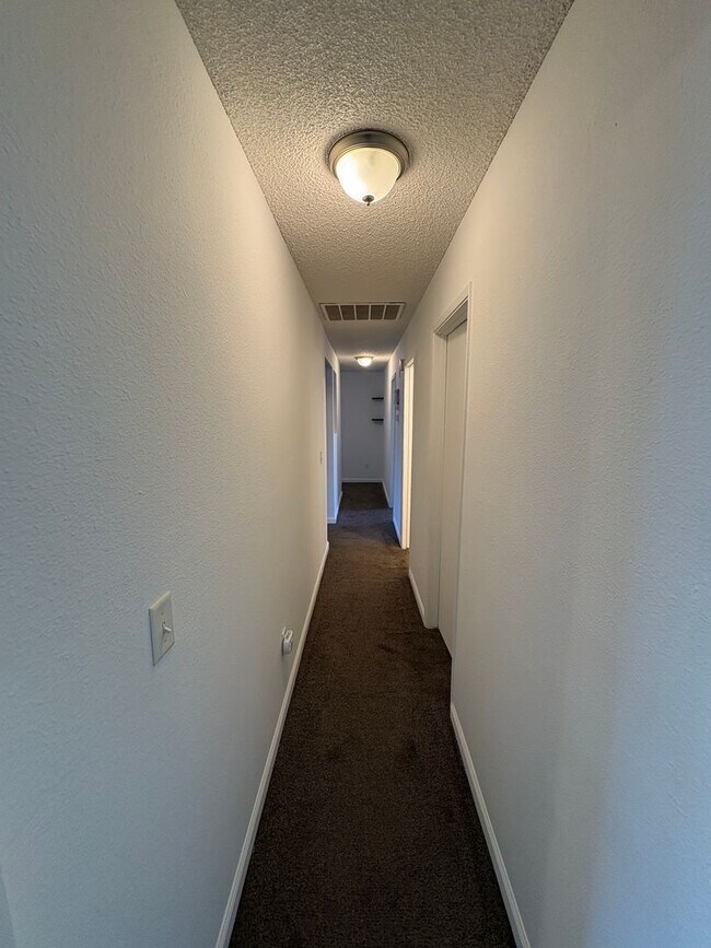 Foto del edificio - Cozy & Spacious Lemoore Home Rent Ready!