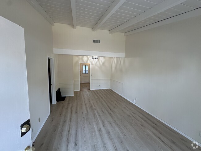 Living room - 5558 Colbath Ave