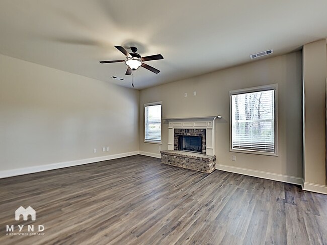 Foto del edificio - 9028 Holder Rd