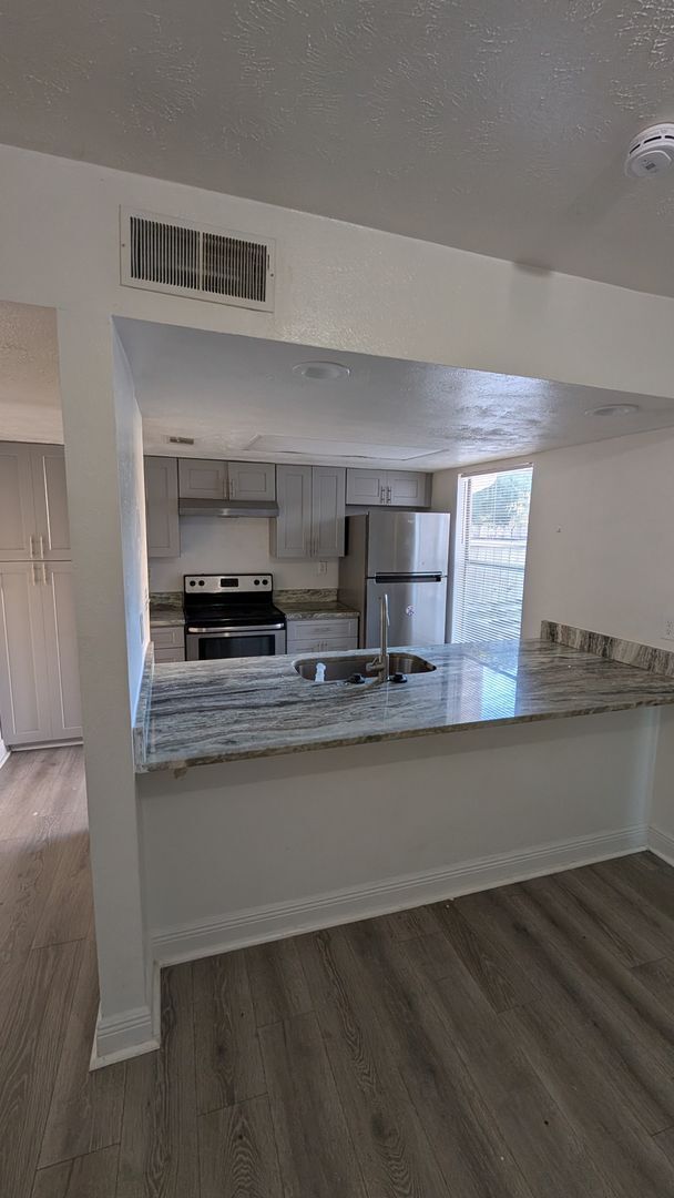 Foto del edificio - Two Bedrooms with terrace and fenced patio. Move in Special: Move before January 1sth for a secur...