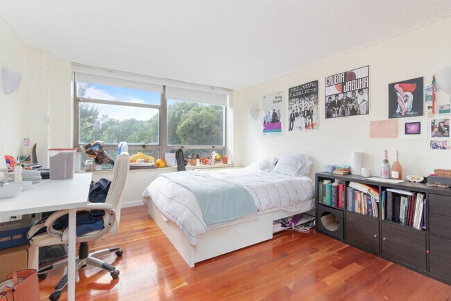 Foto del edificio - Large three bedroom in Brookline for Septe...