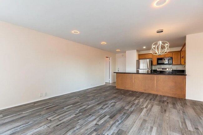 Foto del edificio - Dual-Master Condo Near the Beach w/ Firewo...