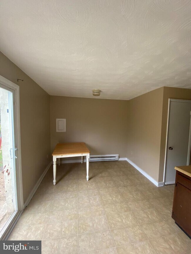 Building Photo - 7881 Leetown Rd