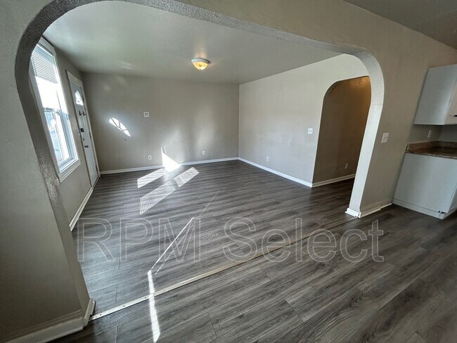 Building Photo - 704 Sheridan St