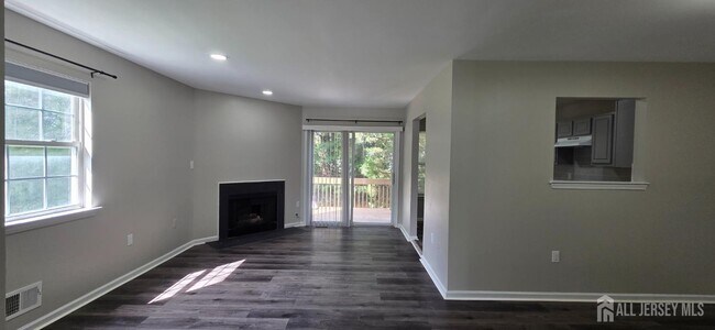Building Photo - 18 Dina Ln