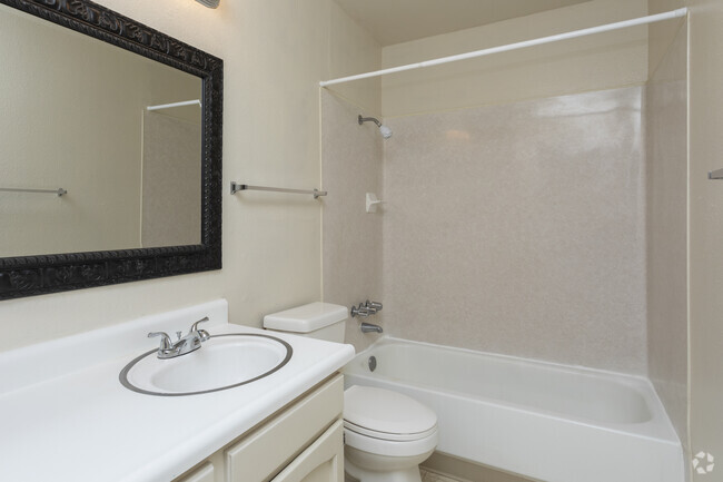 1BD, 1BA - Bathroom - Grand Resort Apartments