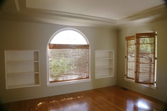 Building Photo - 745 N La Jolla Ave
