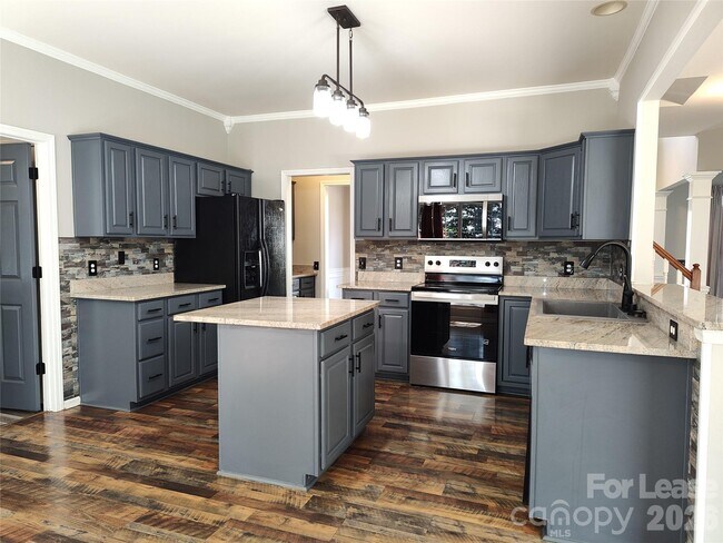 Building Photo - 4018 Manor House Dr
