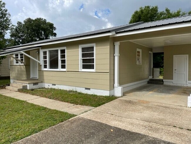 Photo - Cute beach bungalow in Biloxi, MS! House