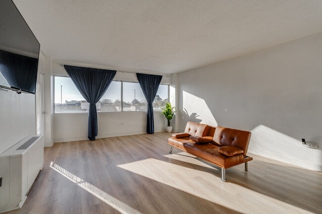 Living room - 1520 Senate St