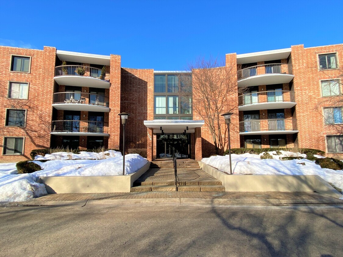 Foto principal - 1405 E Central Rd