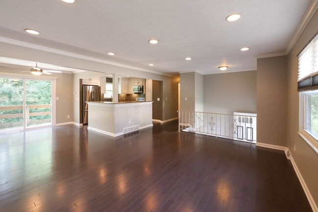 Building Photo - Renovated Singe Family Bi-Level near South Euclid / Lyndhurst Border!