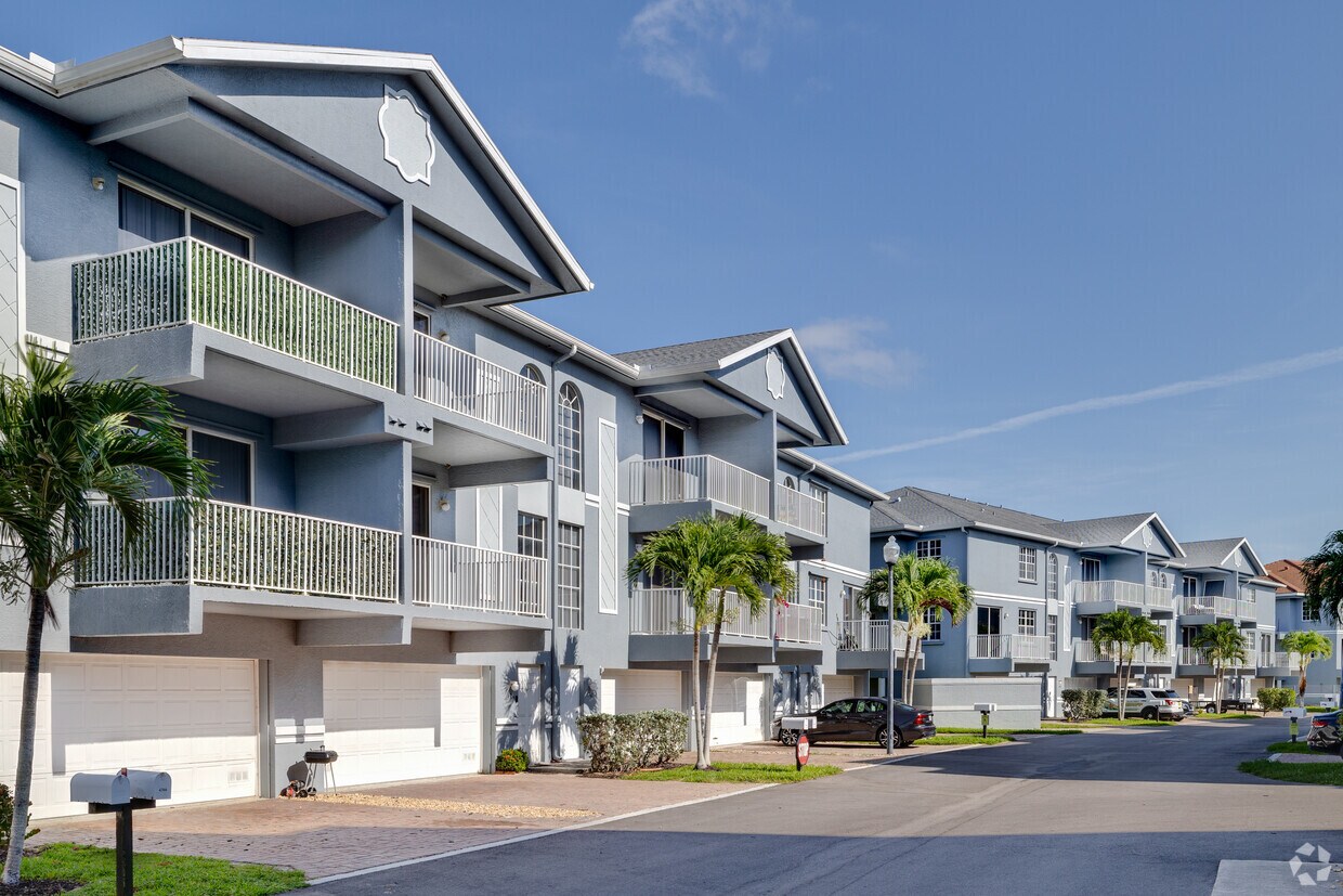 Foto principal - Cobblestone on The Lake Apartments