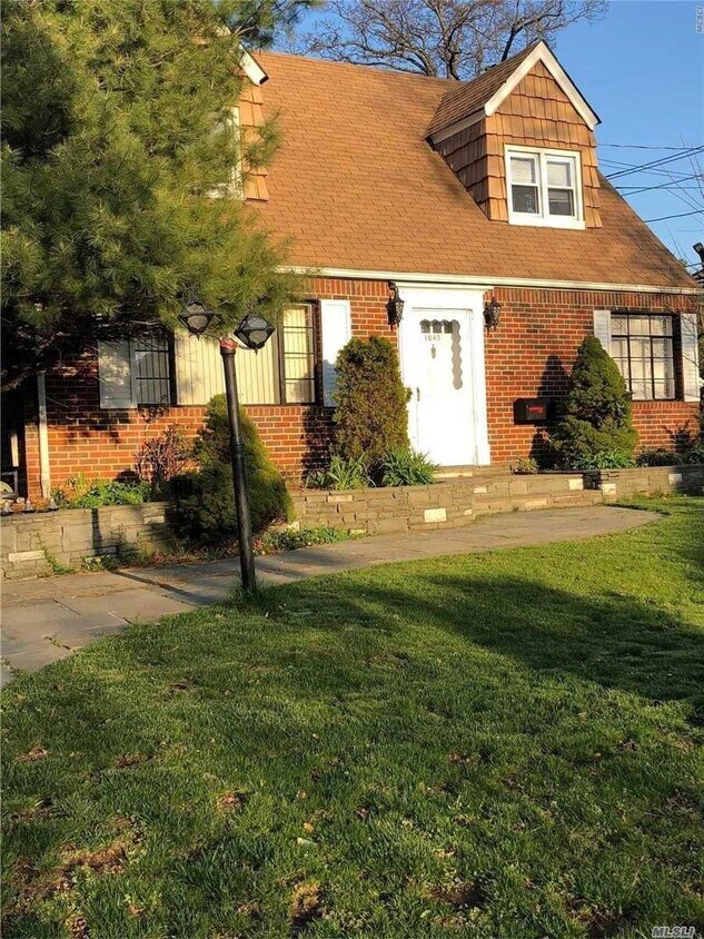 Primary Photo - 1045 Webber Ave