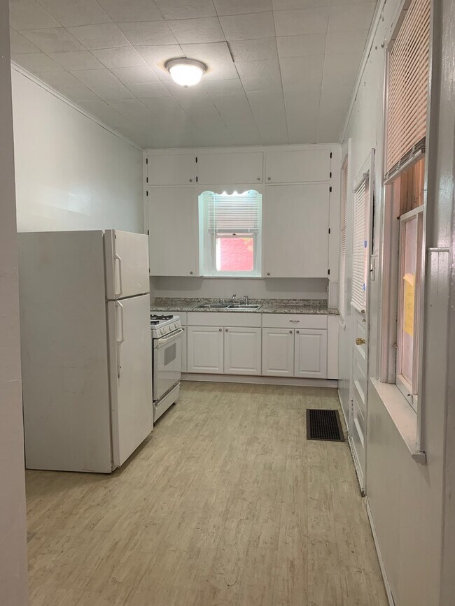 Foto del edificio - 3-5 Bedroom House Near York College-York C...